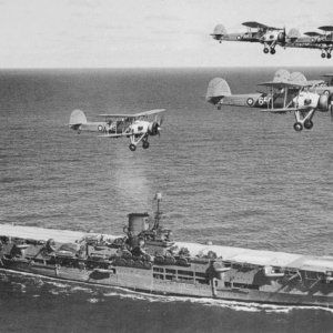 HMS_Ark_Royal_h85716.jpg