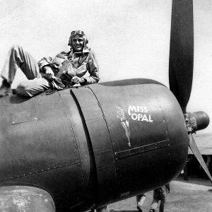 Corsair-VMF-422-pilot-Elrid-Spinas-1945.jpg