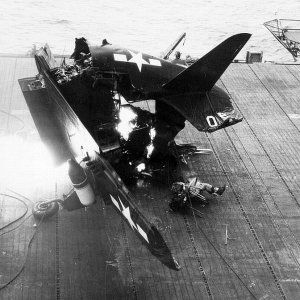 Helldiver-landing-crash-USS-Shangri-La-pilot-killed.jpg