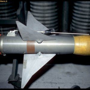 AIM-9_dettaglio_alette_anteriori_vista_lato.jpg