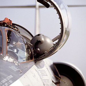 f-1042Bhelm.jpg