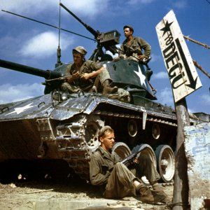 HA-SC-98-06983-Crew_of_M24_along_Naktong_River_front-Korean_war-17_Aug_1950.JPEG