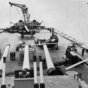 Helicopters_on_USS_Missouri_28BB-6329_off_Korea_c1952.jpg