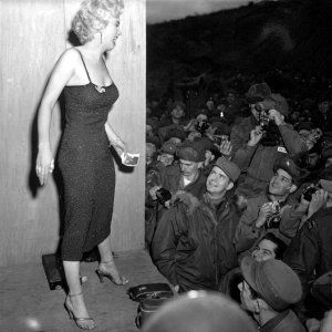 Korean-War-Marilyn-Monroe-04.jpg