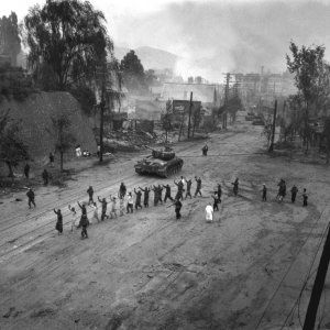 M26_Pershing_escorts_POWs_in_the_Korean_War.jpg