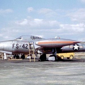 Republic_F-84E-15-RE_Thunderjet_of_136th_Fighter-Bomber_Wing.jpg