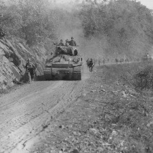 USA_US-tanks2Binfantry-moving-north-of-Kaesong_Korea.jpg