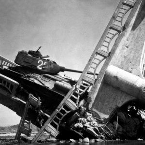 Wrecked_North_Korean_tank_on_bridge_south_of_Suwon_HD-SN-99-03158.JPEG