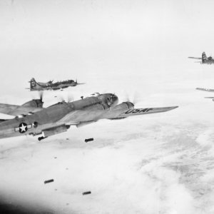 B-29s_98th_BG28M29_attacking_target_in_Korea_1951.jpg