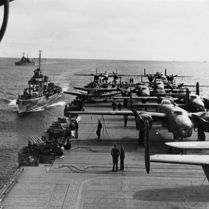 USS_Hornet_28CV-829_with_USS_Gwin_28DD-43329_during_Doolittle_Raid_1942.jpg