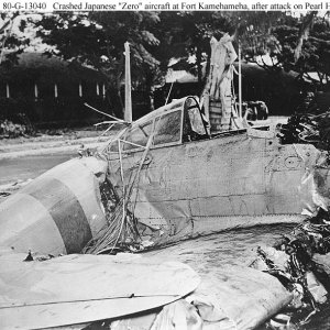 Archive-USN-photos-showing-a-downed-Zero-at-Fort-Kamehameha-Perl-Harbor-Hawaii-7th-Dec-1941-01.jpg