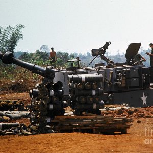 a-battery-m109-5th-16th-field-artillery-4th-infantry-division-pielku-central-highlands-vietnam-1968.jpg