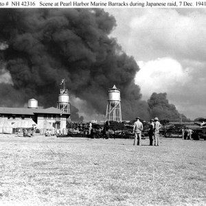 Pearl_Harbour_Marine_Barracks_during_the_attack.jpg