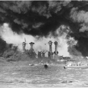 Japanese_attack_on_Pearl_Harbor2C_Hawaii_-_NARA_-_197288.jpg