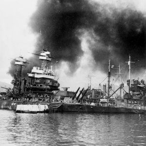 USS_California_28BB-4429_sinking_at_Pearl_Harbor_1941.jpg