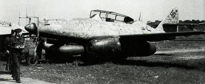 1-Messerschmitt-Me-262B-10NJG11-Red-11-Schleswig-Jagel-1945-01_zpsd52b3691.jpg