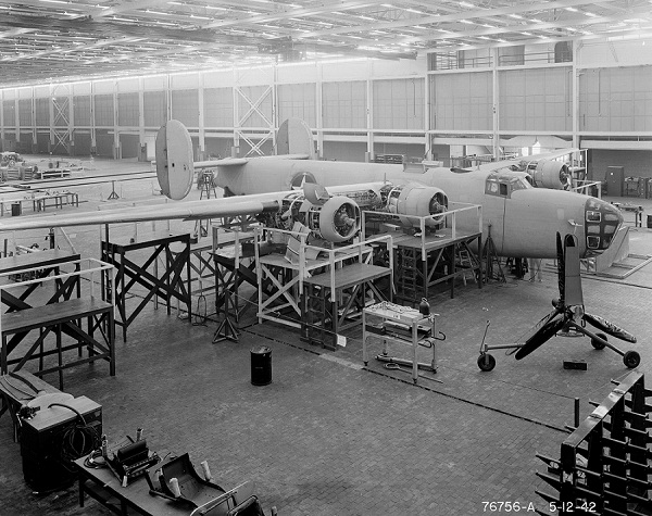 1942-Ford-Willow-Run-Plant-B-24-bomber-production-neg-76756-A.jpg