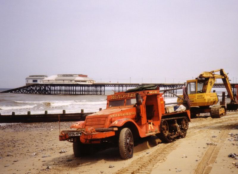 800px-Halftrack_Cromer_Mai_1993.jpg