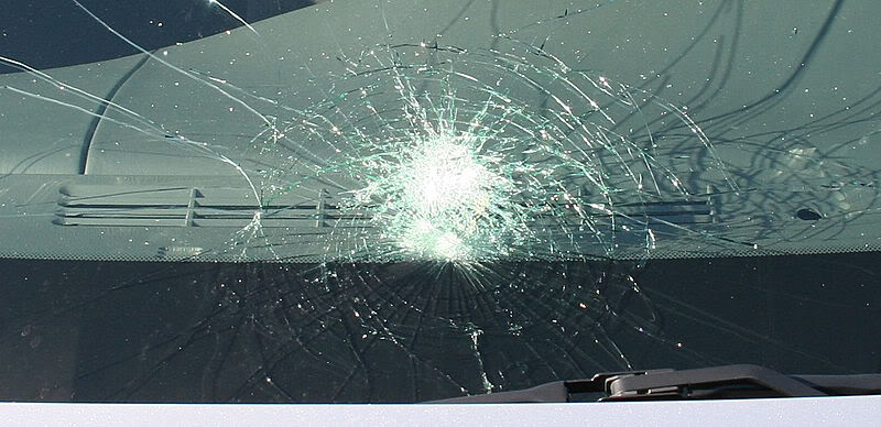 800px-Windshield-spiderweb.jpg