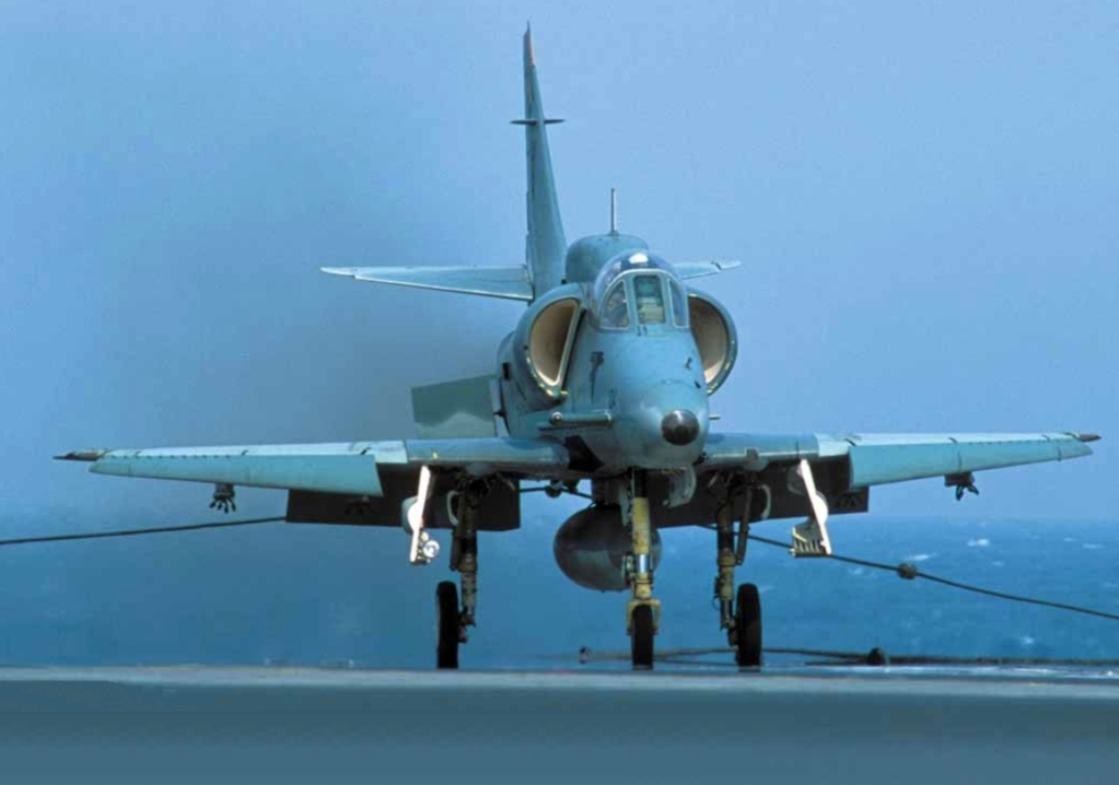 A-4KU_landing_on_carrier_Sao_Paulo_2003.jpg