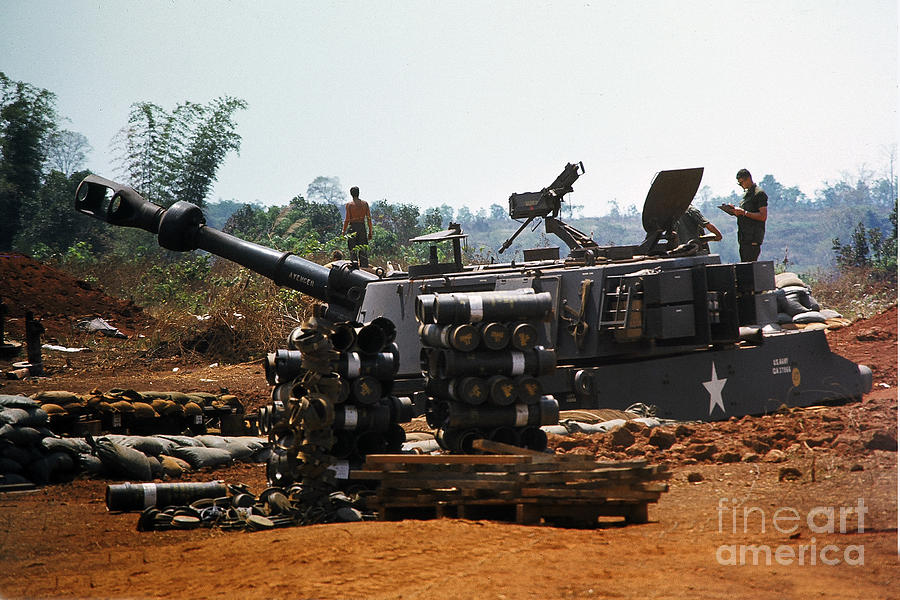 a-battery-m109-5th-16th-field-artillery-4th-infantry-division-pielku-central-highlands-vietnam-1968.jpg