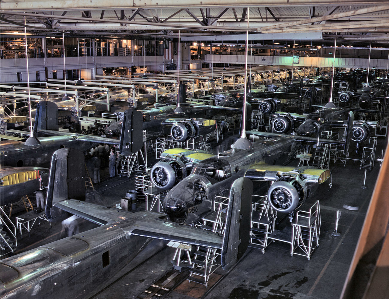 Aircraft_Assembly-Line-Final_B-25-Bomber_NAA-Plant_Inglewood-CA_1942-1EXLG.jpg
