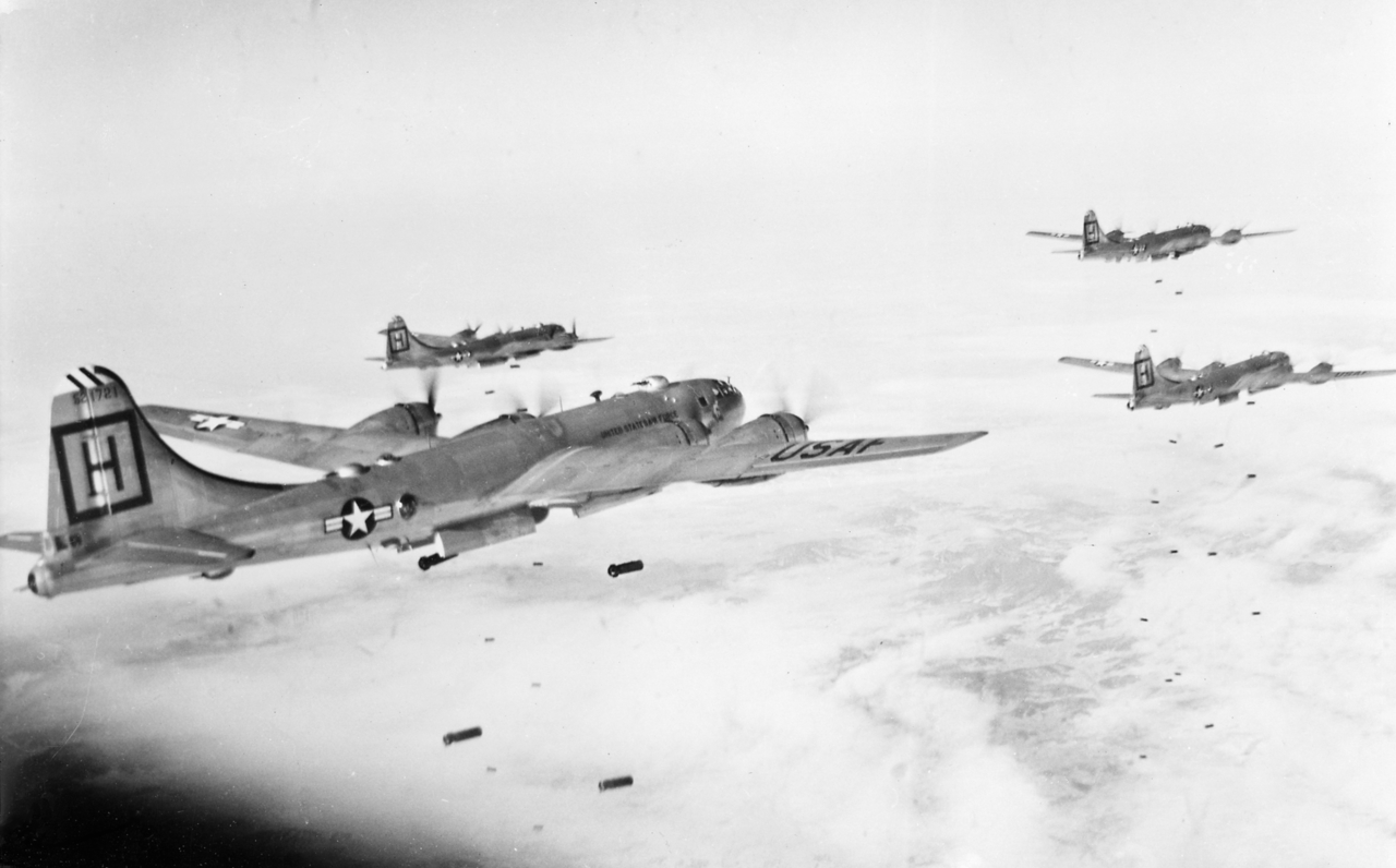 B-29s_98th_BG28M29_attacking_target_in_Korea_1951.jpg