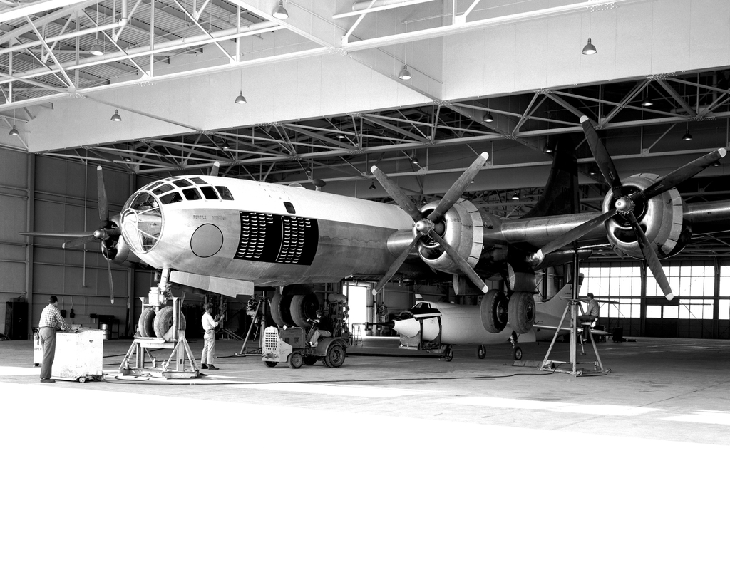 Boeing-P2B-1S-B-29-95-BW-Superfortress-Bu_-No_-84029-and-Douglas-Skyrocket.jpg