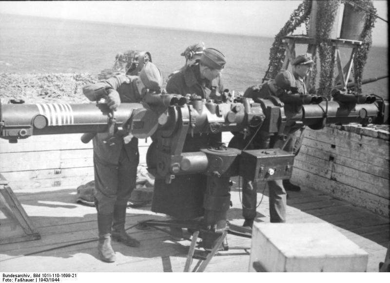 Bundesarchiv_Bild_101I-110-1699-212C_Nordeuropa2C_Kustenbatterie2C_Entfernungsmesser~0.jpg