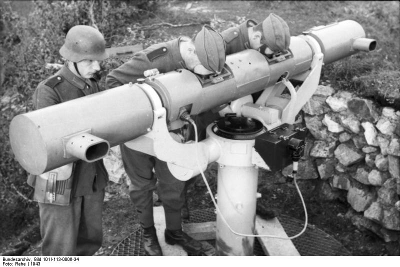 Bundesarchiv_Bild_101I-113-0006-342C_Nordeuropa2C_Kustenbatterie2C_Entfernungsmesser.jpg