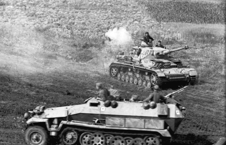 Bundesarchiv_Bild_101I-219-0596-122C_Russland2C_Panzer_IV_und_Schutzenpanzer_in_Fahrt.jpg