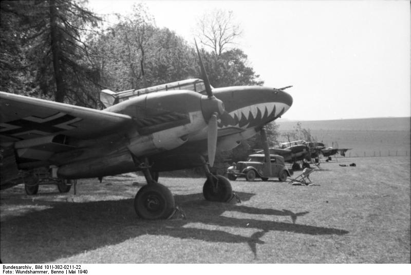 Bundesarchiv_Bild_101I-382-0211-22252C_Flugzeug_Messerschmitt_Me_110.jpg