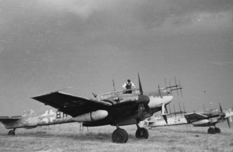 Bundesarchiv_Bild_101I-492-3347-0252C_Nachtjagdflugzeuge_Messerschmitt_Me_110.jpg