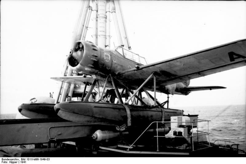 Bundesarchiv_Bild_101II-MW-1949-032C_Kreuzer_-Admiral_Hipper-2C_Bordflugzeug.jpg