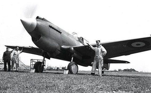Curtiss_Model_81A_P-40_Tomahawk_RCAF.jpg