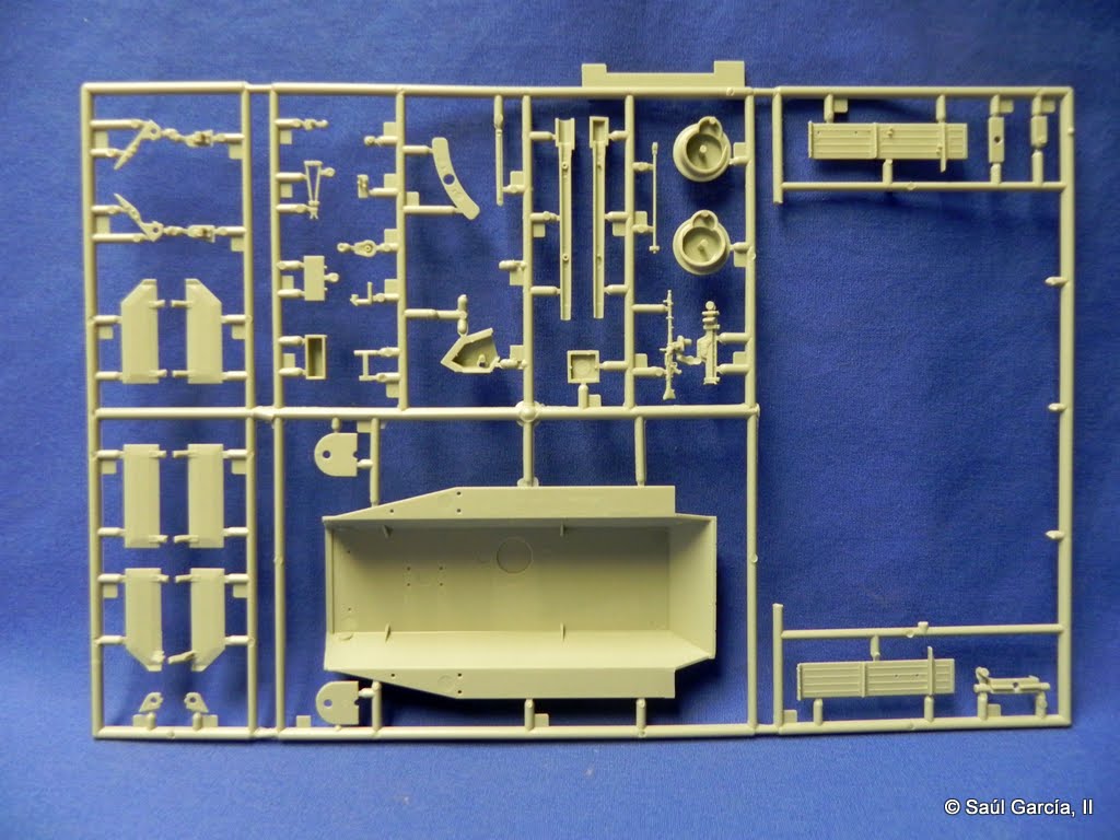 DRagon6399BergePanzer38FlakSprueArear.jpg