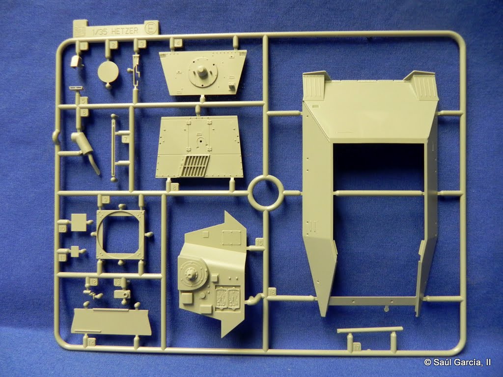 DRagon6399BergePanzer38FlakSprueEfront.jpg