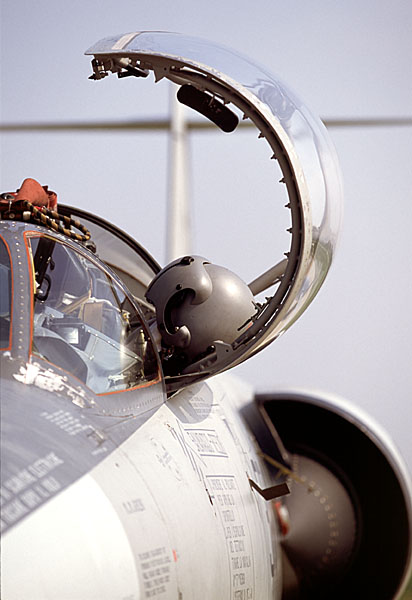 f-1042Bhelm.jpg