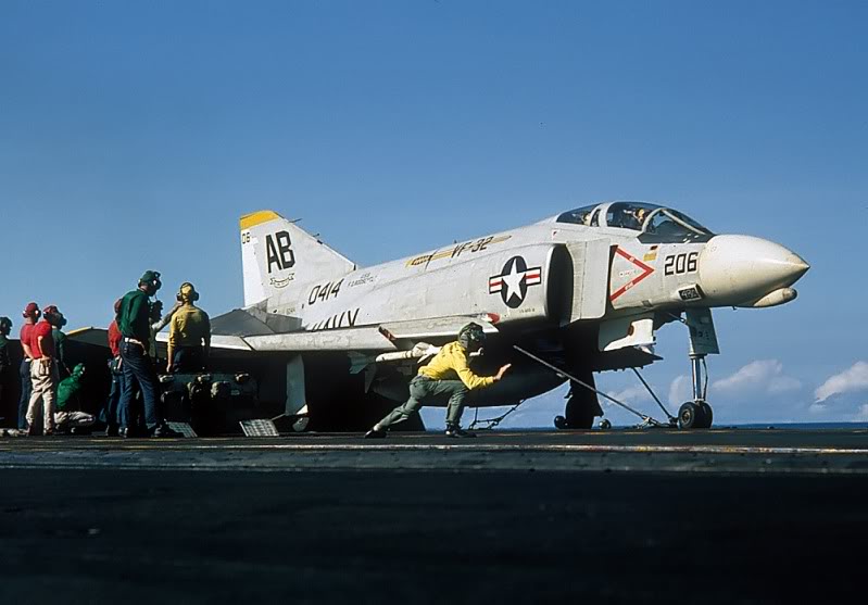 F-4B150414VF-32DODLOREZ.jpg