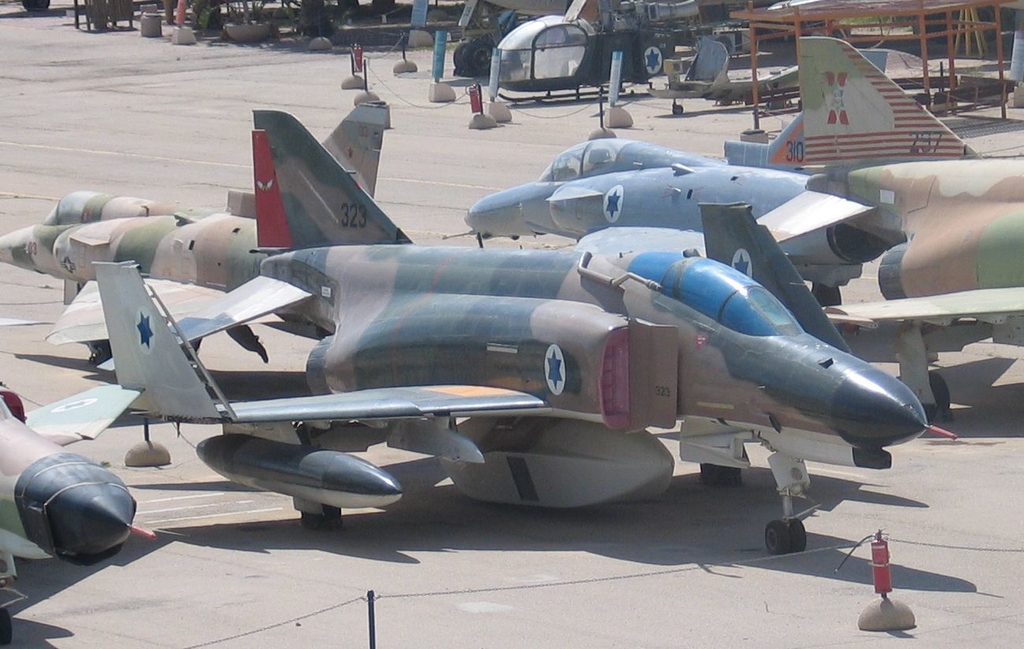 F-4E-Phantom-Kurnas-2000-with-camera-pod-hatzerim-1~0.jpg