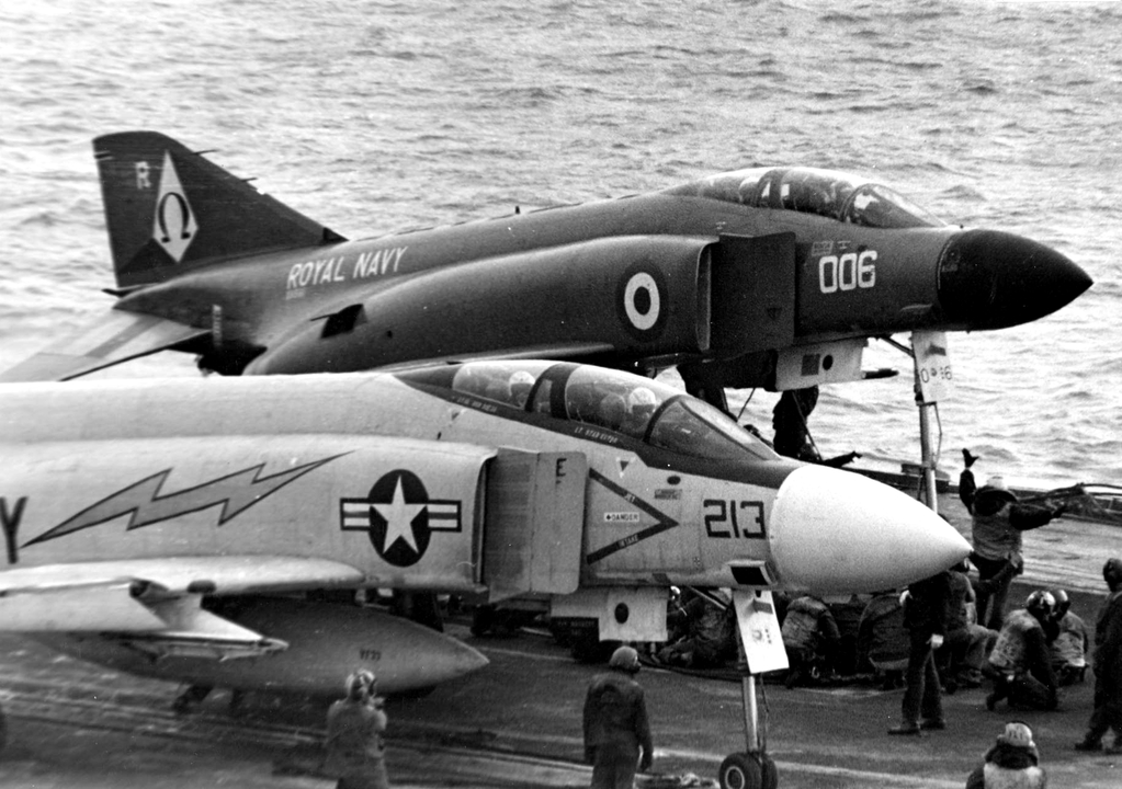 F-4J_VF-33_and_F-4K_892_NAS_on_USS_Independence_28CVA-6229_1971.jpg