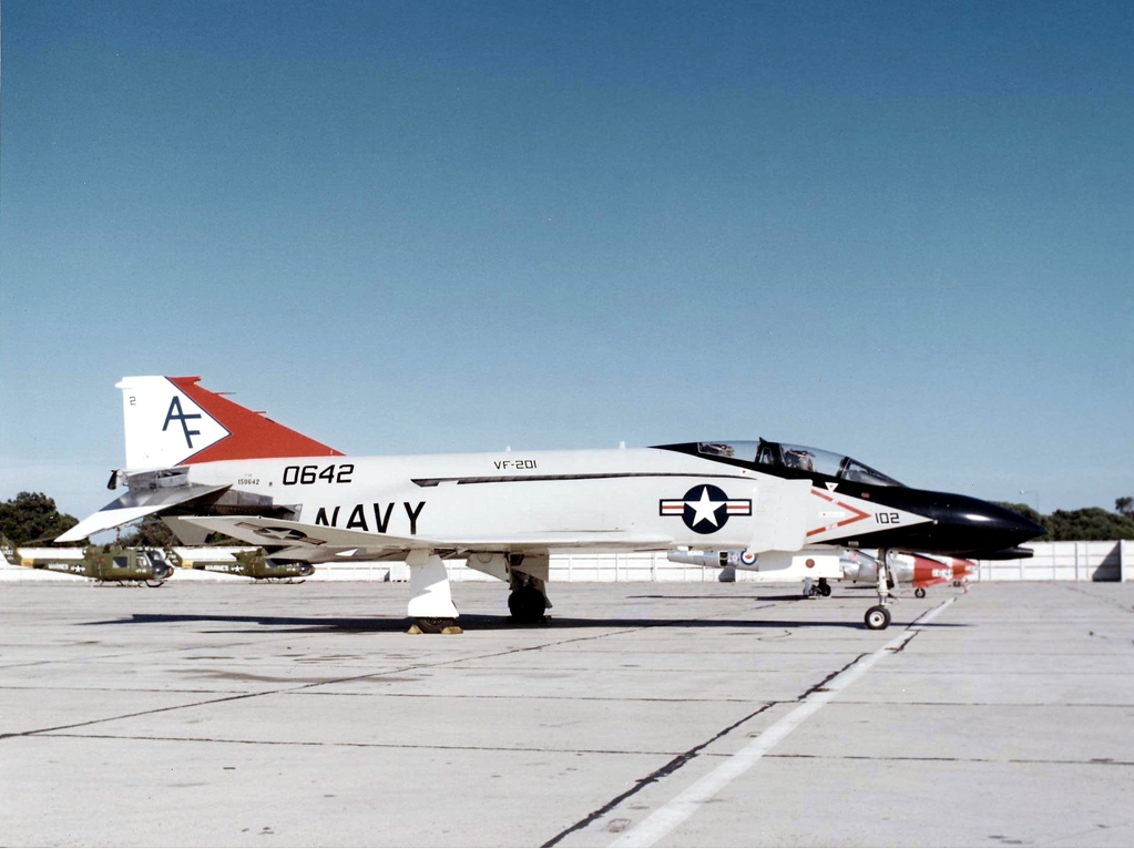 F-4N_Phantom_II_of_VF-201_at_NAS_North_Island_1976.jpg