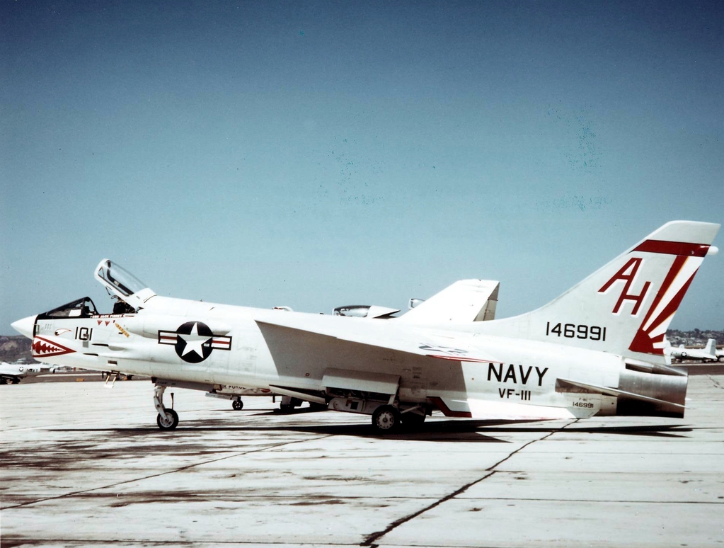 F-8C_Crusader_of_VF-111_at_NAS_North_Island_1968.jpg