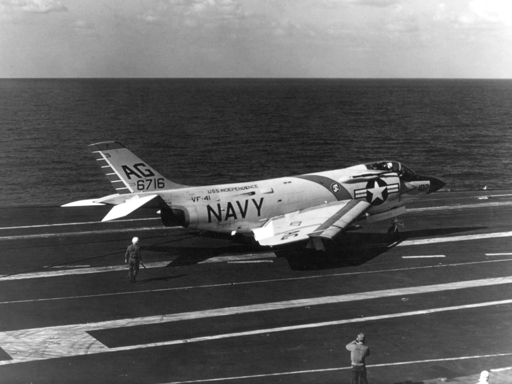 F3H-2_of_VF-41_landing_on_USS_Independence_28CVA-6229_1961.jpg