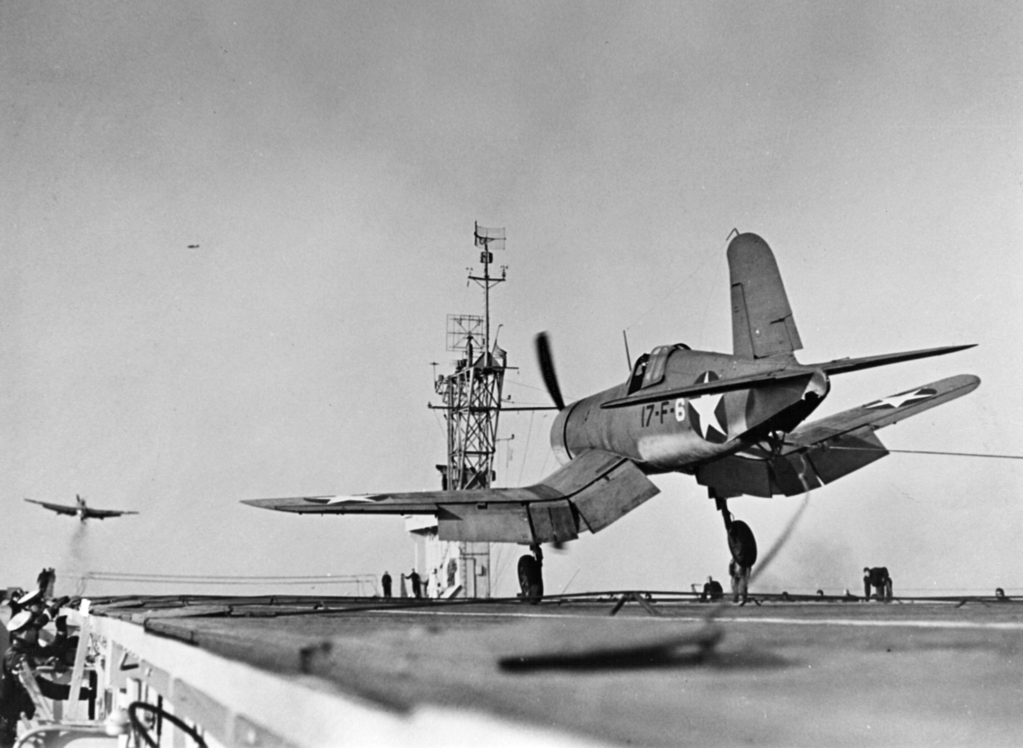 F4U-1_VF-17_landing_on_USS_Charger_28CVE-3029_1943.jpeg