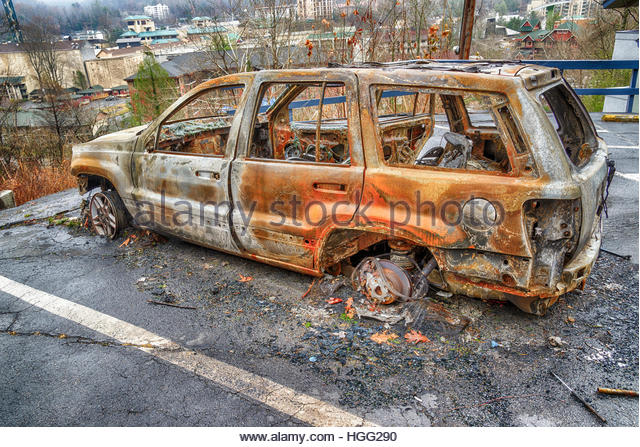 gatlinburg-tennesseeusa-december-14-2016-a-burned-out-car-waits-for-hgg290.jpg