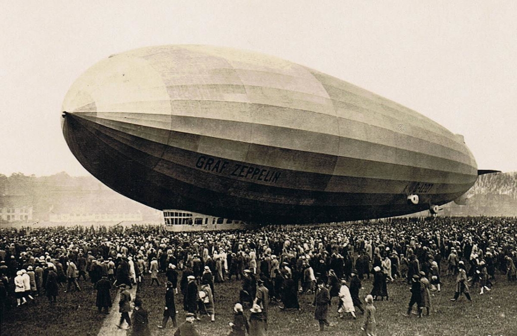 Graf-Zeppelin-draws-a-crowd.jpg