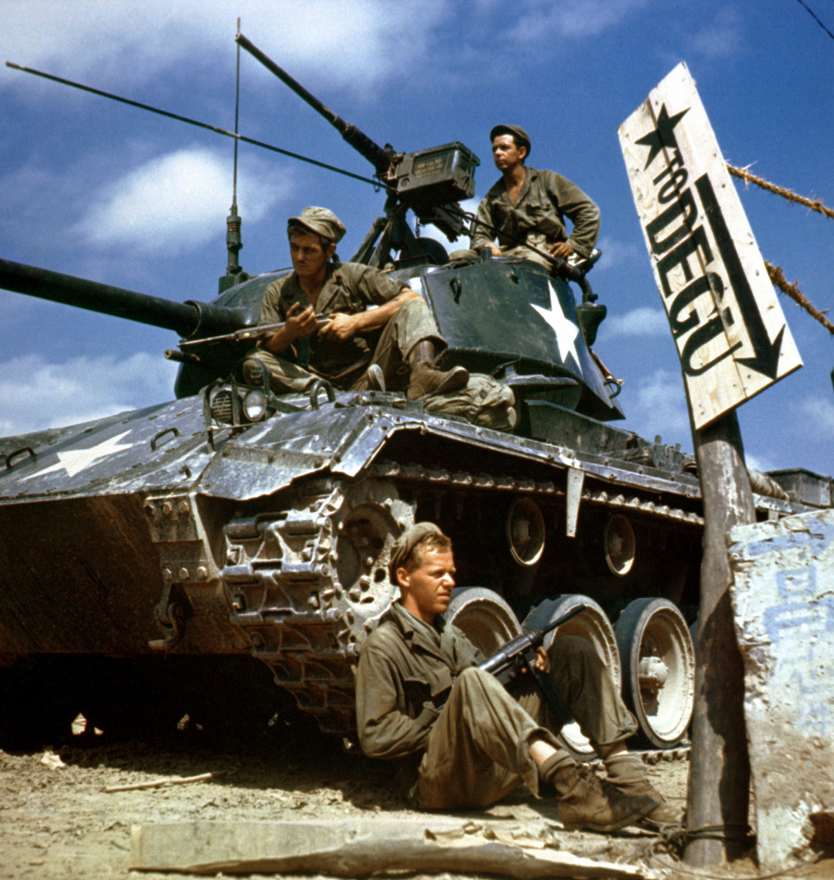 HA-SC-98-06983-Crew_of_M24_along_Naktong_River_front-Korean_war-17_Aug_1950.JPEG