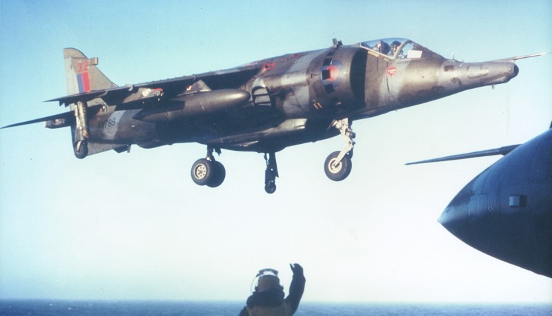 Harrier_G_R_3_landing.jpg