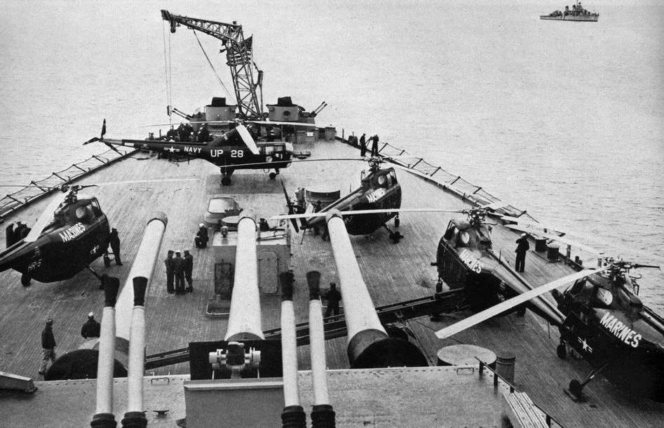 Helicopters_on_USS_Missouri_28BB-6329_off_Korea_c1952.jpg